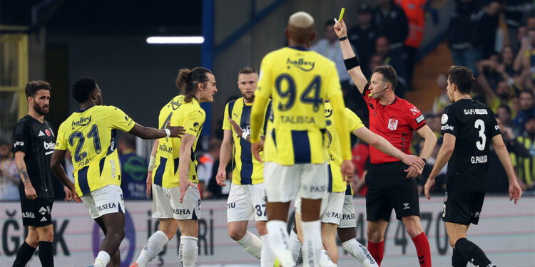 Fenerbahçe son 4 haftada şampiyonluk yarışından koptu