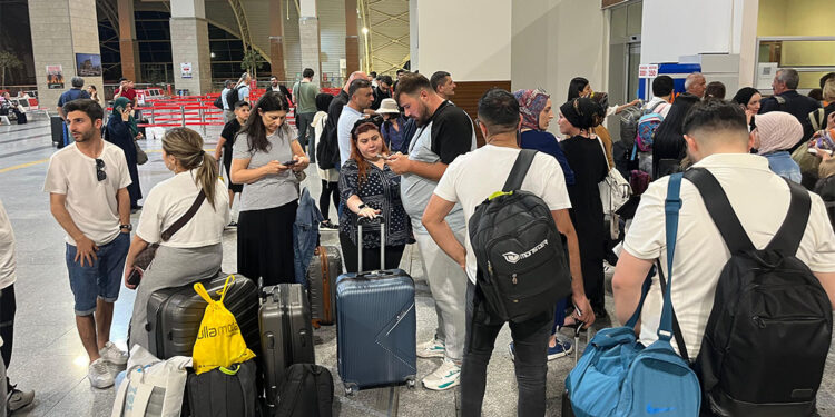 Diyarbakır Havalimanı pistinde çatlak
