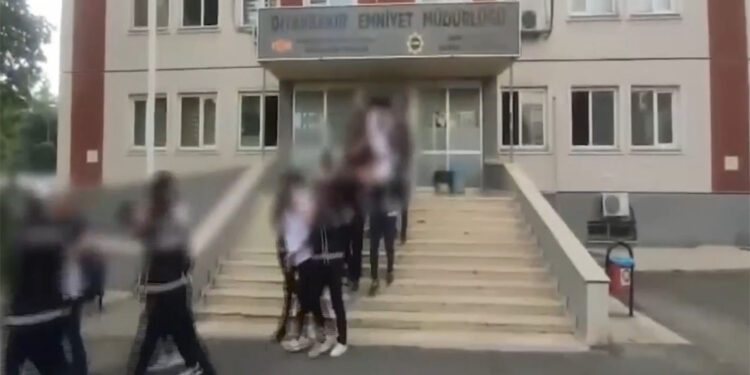 Diyarbakır'da silahlı organize suç örgütü operasyonu; 19 kişi tutuklandı