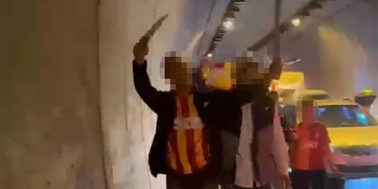 İzmir'deki kutlamalara döner bıçağı ile katılan 2 kişi gözaltına alındı