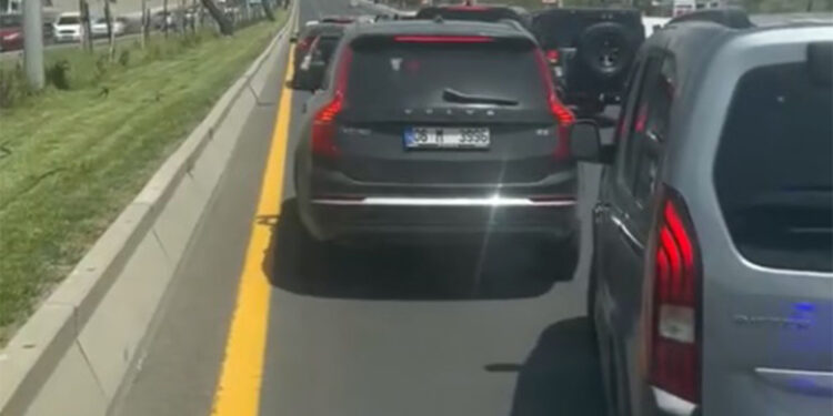 Ankara'da ambulansa yol vermeyen düğün konvoyundaki sürücüler trafikten men edildi