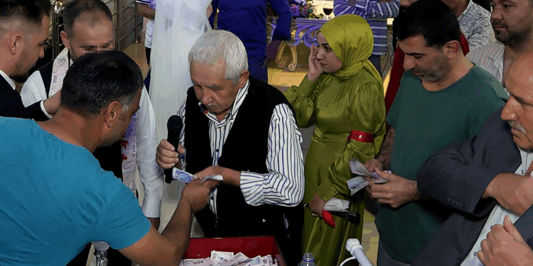 Davetli gibi gittiği 2 düğündeki takı töreninde paraları çaldı