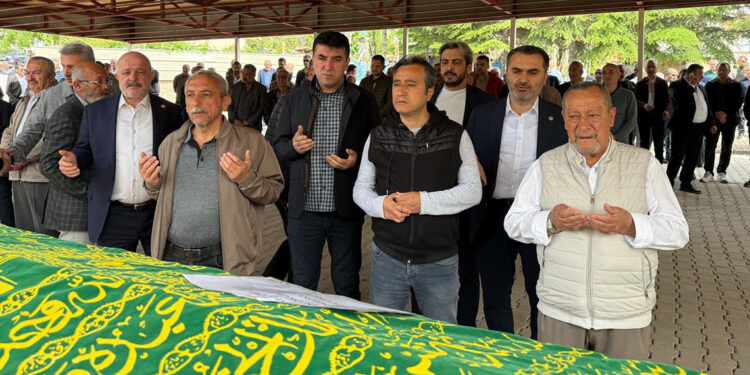 Derin dondurucuda parçalanmış cesedi bulunmuştu; toprağa verildi