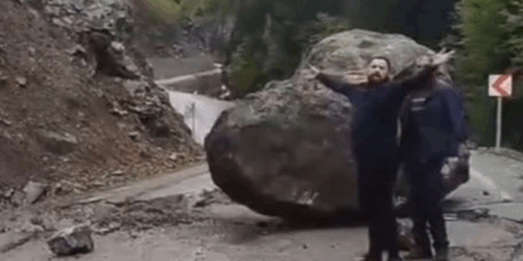 Dev kaya parçası yola düştü, arkadaş grubu son anda kurtuldu