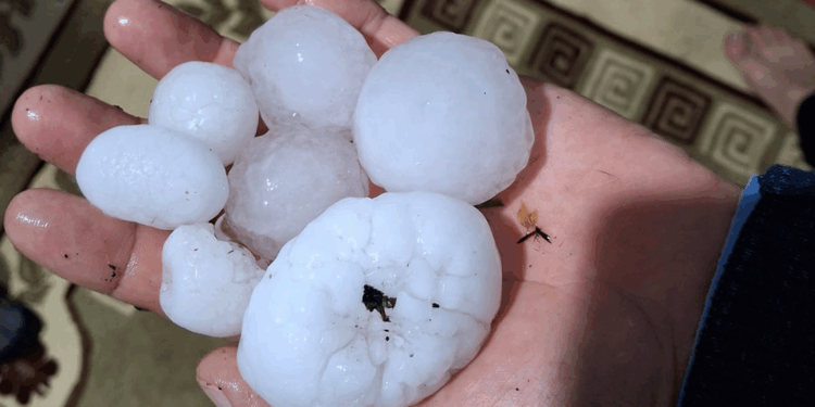 Diyarbakır'da ceviz büyüklüğünde dolu