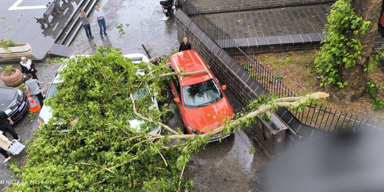 Diyarbakır'da sağanak ve dolu yağışı; yollar suyla doldu
