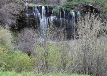 Doğa harikası Değirmenaltı Şelalesi'ne 'çöp' gölgesi