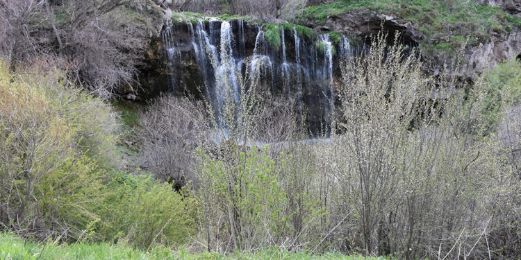 Doğa harikası Değirmenaltı Şelalesi'ne 'çöp' gölgesi