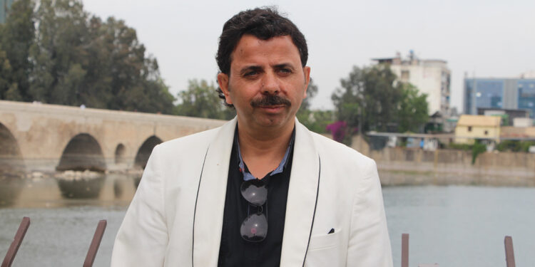 Doğuştan yarık damak hastası fabrika işçisinin şarkılarına yoğun ilgi