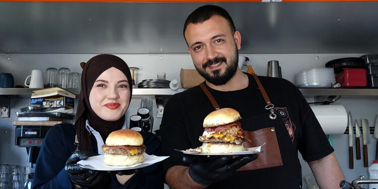 Doktor Ekrem Akıncı'nın karavan hamburgeri ilgi görüyor