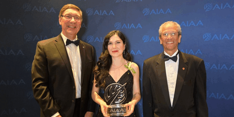 Dr. Gökçin Çınar, dünyanın en prestijli havacılık ödülünü törenle aldı