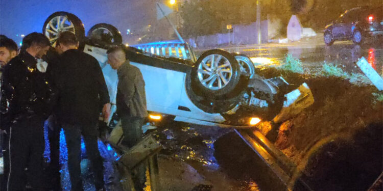 Edirne'de otomobil demir bariyerlere çarparak takla attı; 3 yaralı