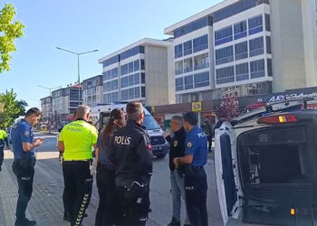 Aile içi şiddet ihbarından dönen polis aracı takla attı