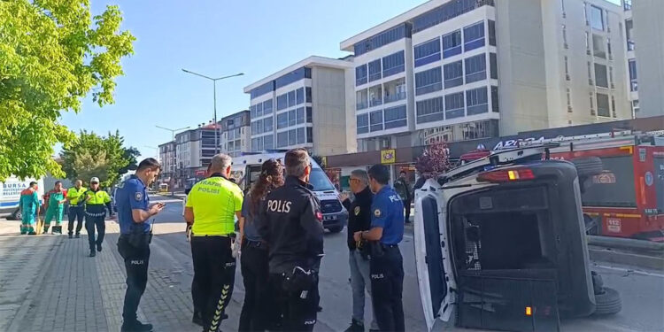 Aile içi şiddet ihbarından dönen polis aracı takla attı