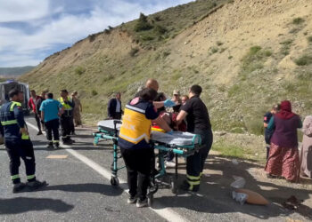 Elazığ'da minibüs takla attı; 3'ü ağır 7 yaralı