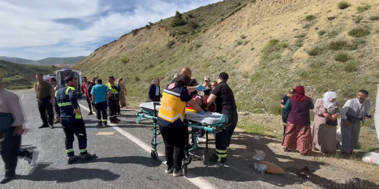 Elazığ'da minibüs takla attı; 3'ü ağır 7 yaralı