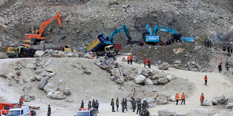 Endonezya'da taş ocağında göçük; 10 ölü