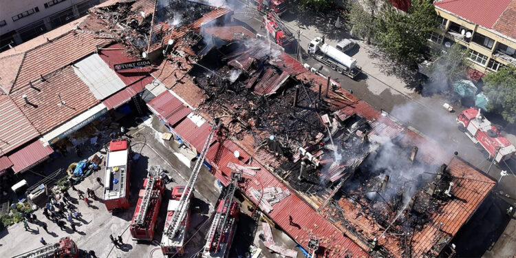 Erzincan'da lokantada çıkan yangın bitişikteki iş yerlerine sıçradı