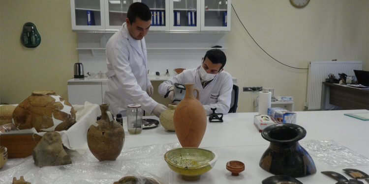 Depremde zarar gören cam ve seramik eserler onarılıyor