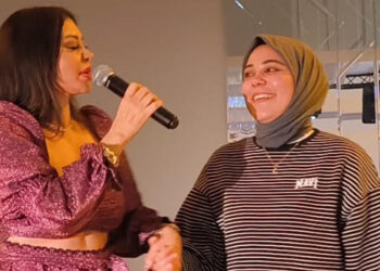 Ebru Polat, hayranının doğum gününü sahnede kutladı