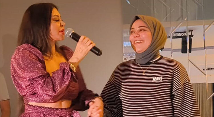 Ebru Polat, hayranının doğum gününü sahnede kutladı