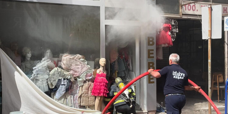 Edirne'de bebek kıyafetleri satan iş yerinde yangın