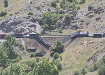 Elazığ'da yük treninin 5 vagonu raydan çıktı