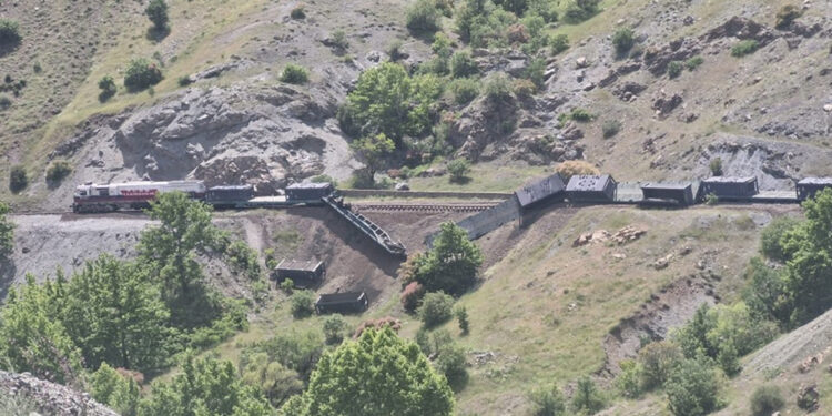 Elazığ'da yük treninin 5 vagonu raydan çıktı