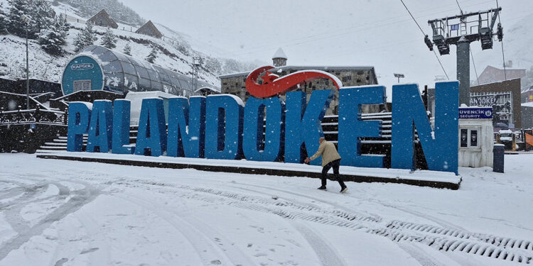 Erzurum'a mayıs ortasında kar yağdı