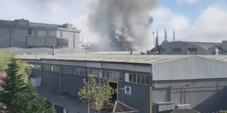 Esenyurt'ta 3 katlı tekstil fabrikasında yangın