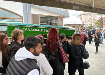 Eşi tarafından öldürülen Zeynep'in tabutunu kadınlar taşıdı