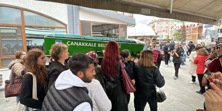 Eşi tarafından öldürülen Zeynep'in tabutunu kadınlar taşıdı