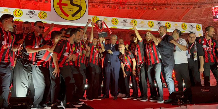 Eskişehirspor şampiyonluğunu kutladı