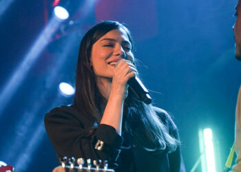 Eşref Rüya, Demet Özdemir'in şarkılarıyla gündemde
