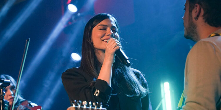 Eşref Rüya, Demet Özdemir'in şarkılarıyla gündemde