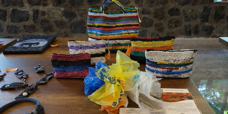 Ev hanımları, atık malzemeleri işleyip sanata dönüştürüyor