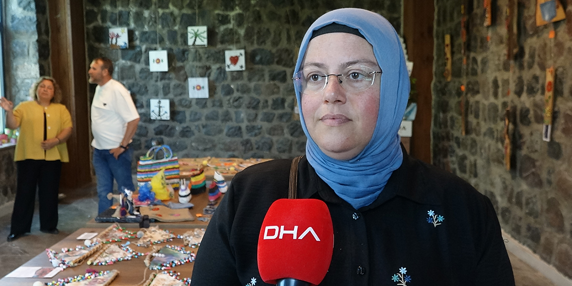 Ev hanımları, atık malzemeleri işleyip sanata dönüştürüyor