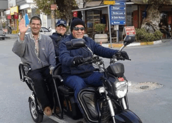 Evde çıkan yangında anne-baba öldü, zihinsel engelli oğulları ağır yaralandı