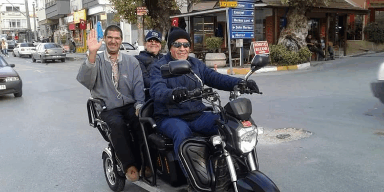 Evde çıkan yangında anne-baba öldü, zihinsel engelli oğulları ağır yaralandı