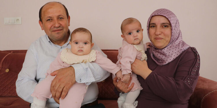 Evlat hasreti çeken çift, 25 yıl sonra ikizlerini kucaklarına aldı 