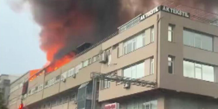 Eyüpsultan'da tekstil firmasında çıkan yangın söndürüldü