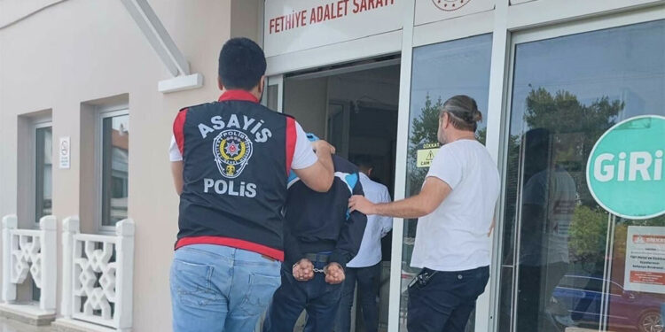 AK Parti İlçe Başkanlığı binasına taşla saldıran şüpheli tutuklandı