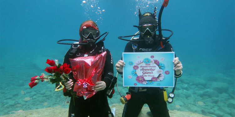 5 metre derinlikte Anneler Günü mesajı