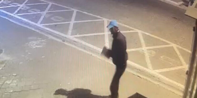 Fethiye'de AK Parti binasına taşlı saldırı