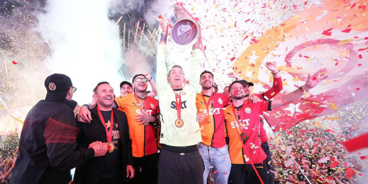 Galatasaray görkemli bir kutlamayla kupasını kaldırdı