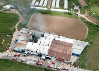 Gebze'de boya fabrikasında yangın