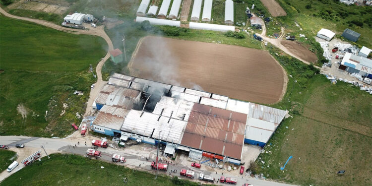 Gebze'de boya fabrikasında yangın