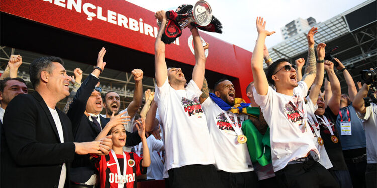Gençlerbirliği taraftarlarla birlikte şampiyonluğu kutladı
