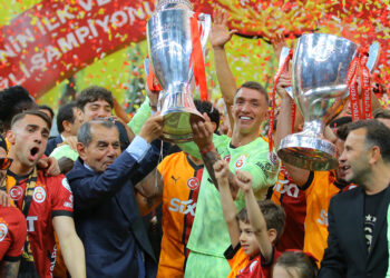Galatasaray şampiyonluğunu taraftarıyla stadyumda kutladı