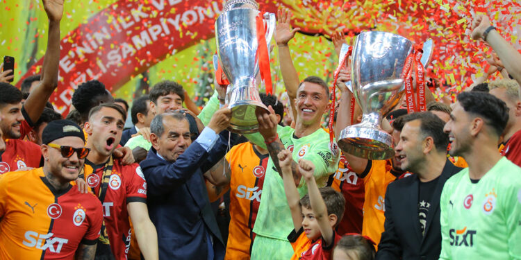 Galatasaray şampiyonluğunu taraftarıyla stadyumda kutladı